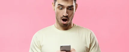 Jugando en el móvil Jugando en el móvil