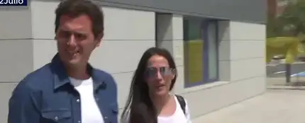 Albert Rivera sale del hospital con Malú Albert Rivera sale del hospital con Malú
