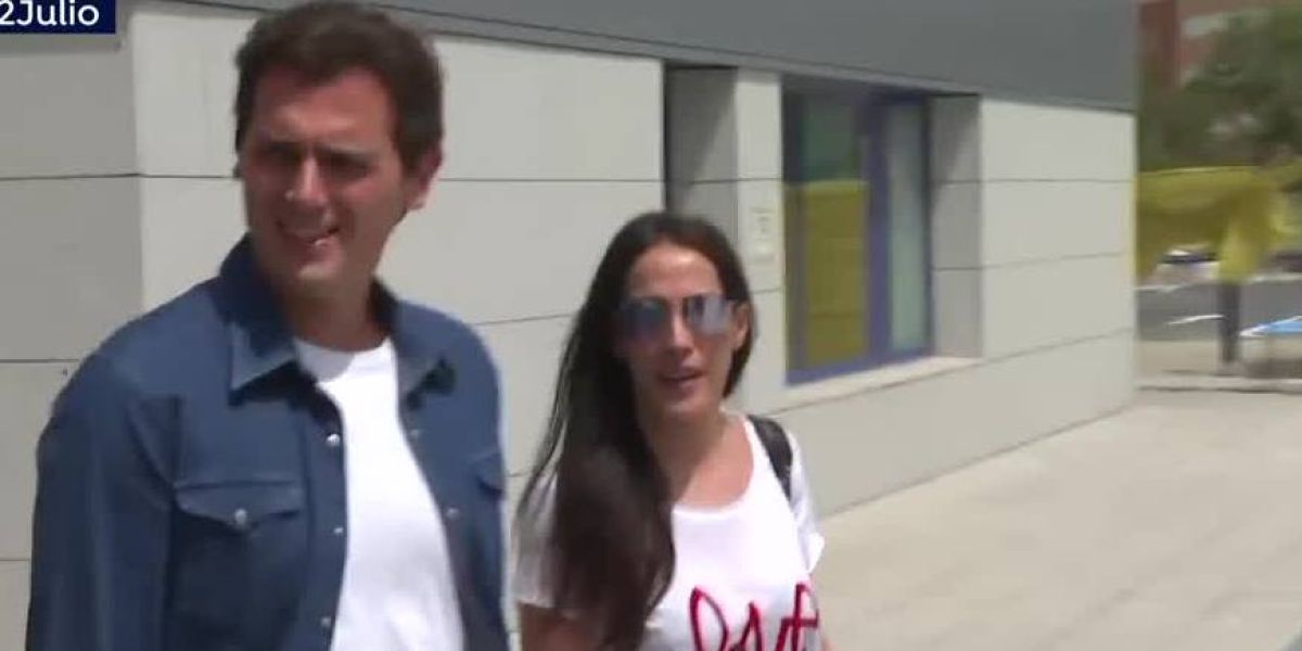 Albert Rivera sale del hospital con Malú