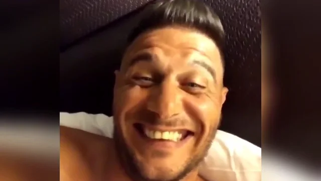 Joaquín vuelve a deleitar a sus seguidores con una ronda de chistes durante la hora de la siesta