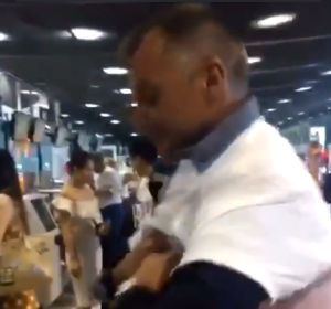 El vídeo de un hombre que se viste con 8 kilos de ropa en un avión El vídeo de un hombre que se viste con 8 kilos de ropa en un avión