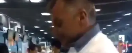 El vídeo de un hombre que se viste con 8 kilos de ropa en un avión El vídeo de un hombre que se viste con 8 kilos de ropa en un avión