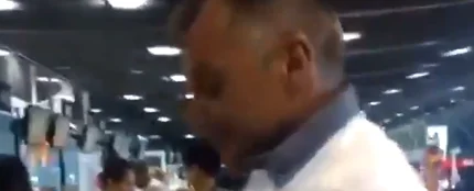 El vídeo de un hombre que se viste con 8 kilos de ropa en un avión El vídeo de un hombre que se viste con 8 kilos de ropa en un avión