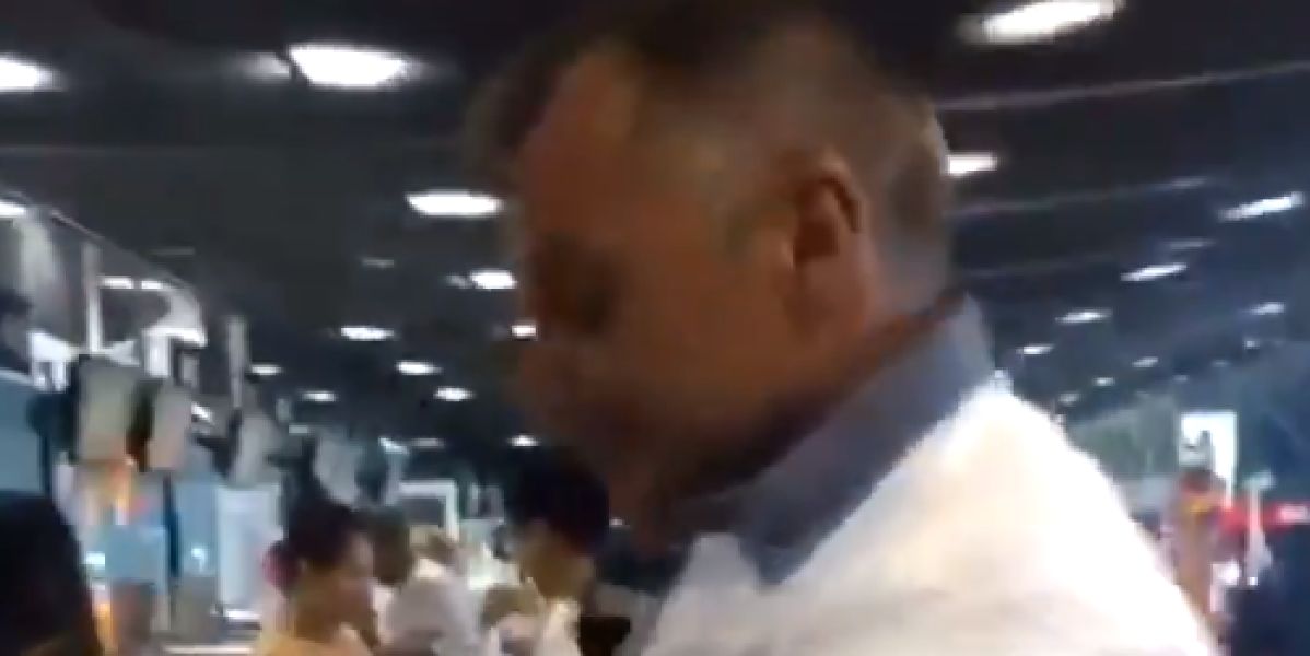 El vídeo de un hombre que se viste con 8 kilos de ropa en un avión