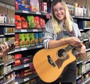 La empleada de un supermercado toca una canción en su turno La empleada de un supermercado toca una canción en su turno