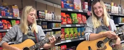 La empleada de un supermercado toca una canción en su turno