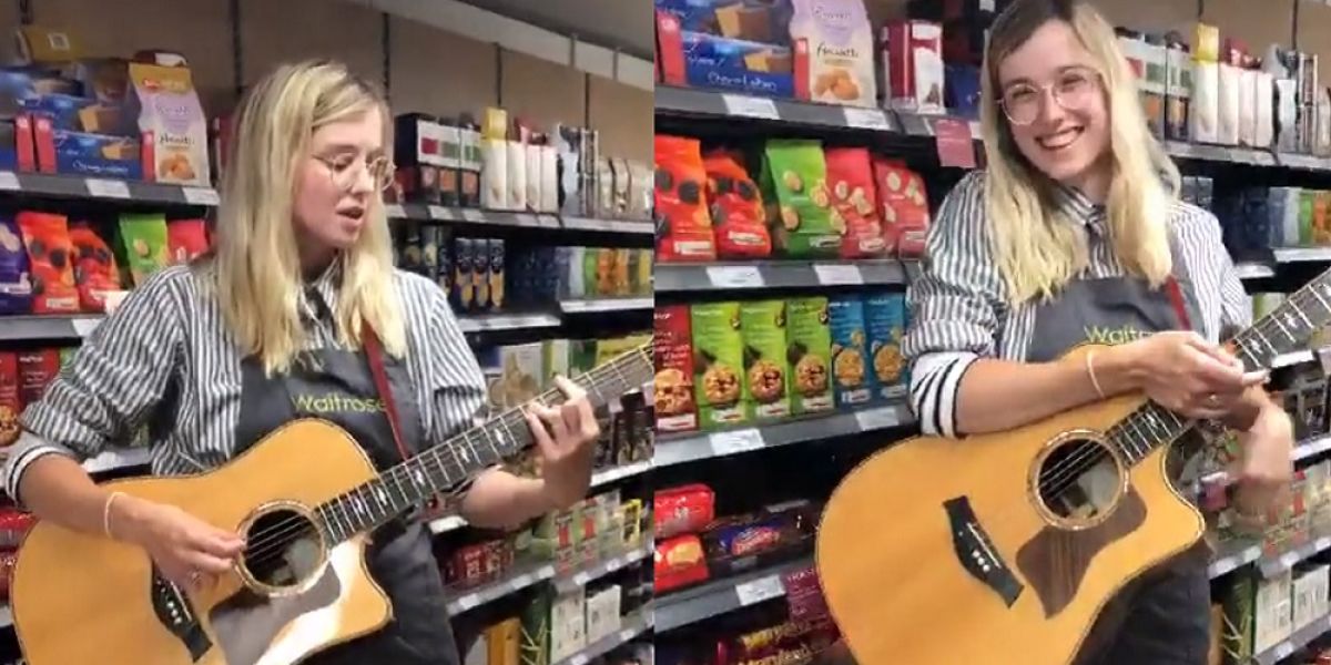 La empleada de un supermercado toca una canción en su turno
