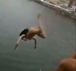 Una mujer se lanza desnuda desde un puente Una mujer se lanza desnuda desde un puente