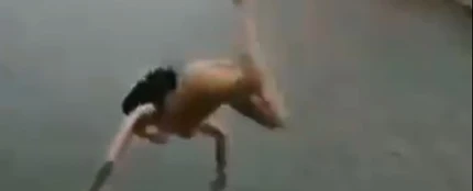 Una mujer se lanza desnuda desde un puente Una mujer se lanza desnuda desde un puente