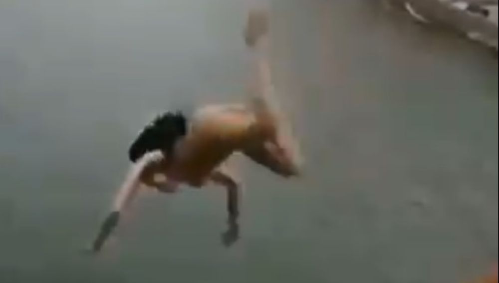 Una mujer se lanza desnuda desde un puente