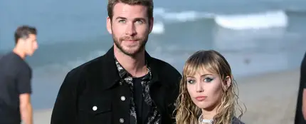 Liam Hermsworth y Miley Cyrus en el SaintLaurent fashion show en Malibu Liam Hermsworth y Miley Cyrus en el SaintLaurent fashion show en Malibu