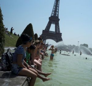 Ciudadanos franceses combaten el calor frente a la Torre Eiffel Ciudadanos franceses combaten el calor frente a la Torre Eiffel