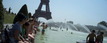 Ciudadanos franceses combaten el calor frente a la Torre Eiffel