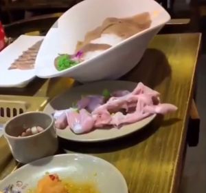 Un trozo de pollo, retorciéndose Un trozo de pollo, retorciéndose