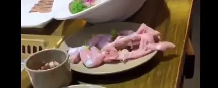 Un trozo de pollo, retorciéndose Un trozo de pollo, retorciéndose