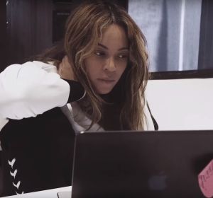 Beyoncé en el vídeo de su plan de adelgazamiento de 22 días Beyoncé en el vídeo de su plan de adelgazamiento de 22 días
