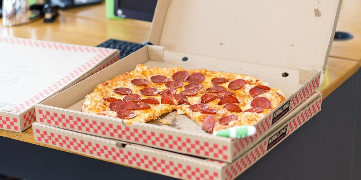Pizza en la caja de un establecimiento