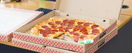 Pizza en la caja de un establecimiento Pizza en la caja de un establecimiento