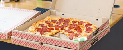 Pizza en la caja de un establecimiento Pizza en la caja de un establecimiento