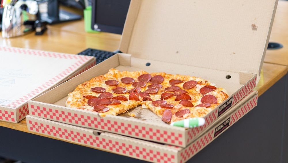 Pizza en la caja de un establecimiento