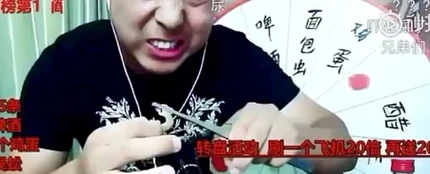 Imagen del youtuber chino que ha fallecido tras comer ciempiés vivos Imagen del youtuber chino que ha fallecido tras comer ciempiés vivos