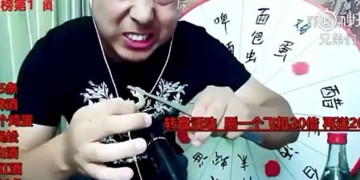 Imagen del youtuber chino que ha fallecido tras comer ciempiés vivos