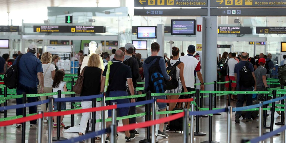 Colas en el control de seguridad del aeropuerto del Prat