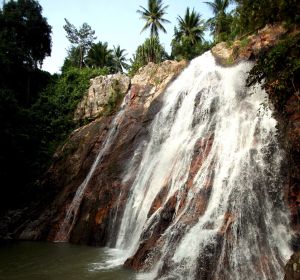 Vista de la cascada Na Meung, en la isla de Ko Samui, cercana a la de Na Meung 2, en la que se produjo el accidente Vista de la cascada Na Meung, en la isla de Ko Samui, cercana a la de Na Meung 2, en la que se produjo el accidente