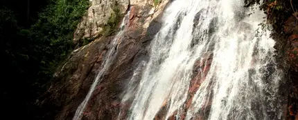 Vista de la cascada Na Meung, en la isla de Ko Samui, cercana a la de Na Meung 2, en la que se produjo el accidente Vista de la cascada Na Meung, en la isla de Ko Samui, cercana a la de Na Meung 2, en la que se produjo el accidente