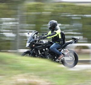 Imagen de archivo de un motorista. Imagen de archivo de un motorista.