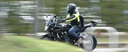 Imagen de archivo de un motorista. Imagen de archivo de un motorista.