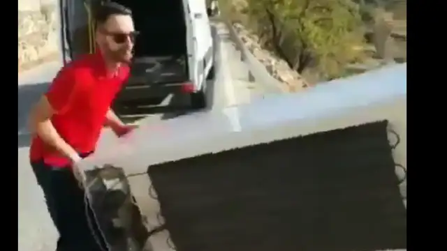 Tira una nevera por un monte