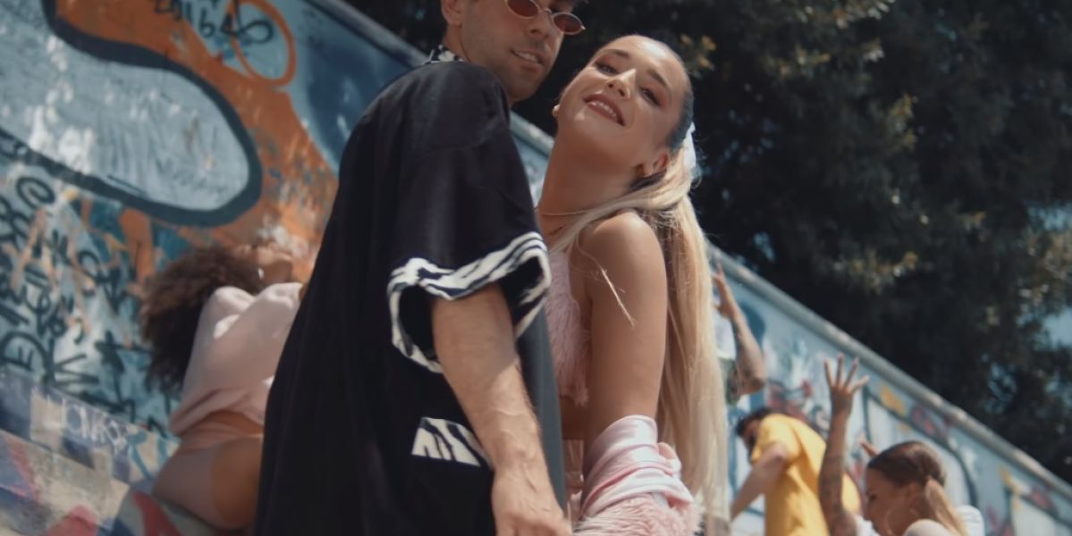 Lola Índigo y Don Patricio en el videoclip de "Lola Bunny"