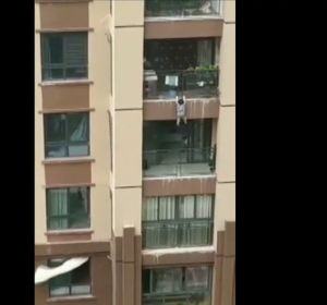 Impactantes imágenes: un niño de tres años cae desde un sexto piso y sobrevive Impactantes imágenes: un niño de tres años cae desde un sexto piso y sobrevive