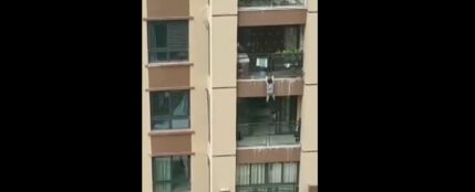 Impactantes imágenes: un niño de tres años cae desde un sexto piso y sobrevive