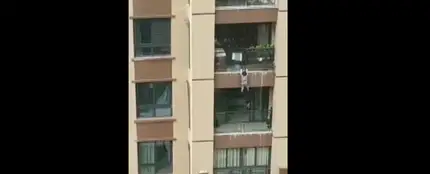 Impactantes imágenes: un niño de tres años cae desde un sexto piso y sobrevive Impactantes imágenes: un niño de tres años cae desde un sexto piso y sobrevive