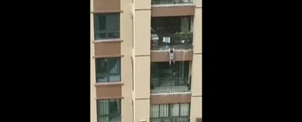 Impactantes imágenes: un niño de tres años cae desde un sexto piso y sobrevive Impactantes imágenes: un niño de tres años cae desde un sexto piso y sobrevive