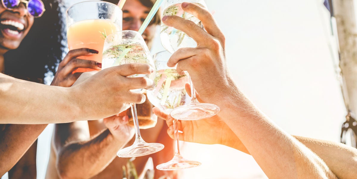 El alcohol no le sienta bien a tu piel
