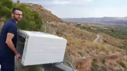 El joven identificado por tirar una nevera monte abajo ya lo hizo antes: así lanzo una lavadora El joven identificado por tirar una nevera monte abajo ya lo hizo antes: así lanzo una lavadora