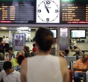 Una mujer mira los paneles de Renfe en la Estación de Chamartín (Madrid) Una mujer mira los paneles de Renfe en la Estación de Chamartín (Madrid)