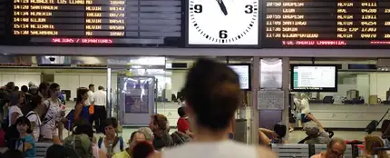 Una mujer mira los paneles de Renfe en la Estación de Chamartín (Madrid) Una mujer mira los paneles de Renfe en la Estación de Chamartín (Madrid)