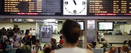 Una mujer mira los paneles de Renfe en la Estación de Chamartín (Madrid) Una mujer mira los paneles de Renfe en la Estación de Chamartín (Madrid)