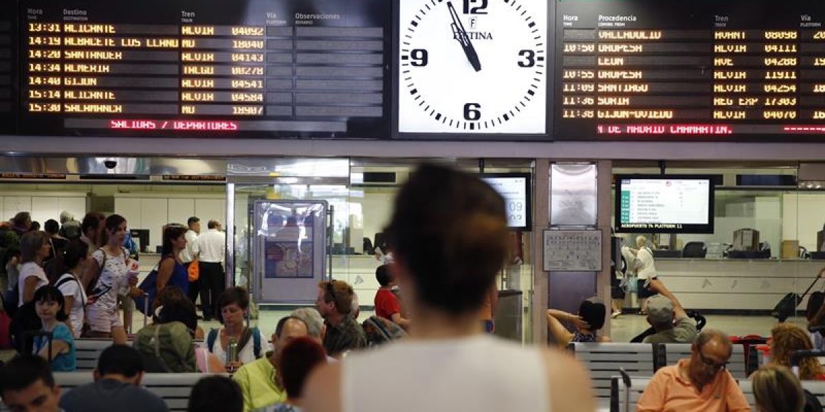 Una mujer mira los paneles de Renfe en la Estación de Chamartín (Madrid)