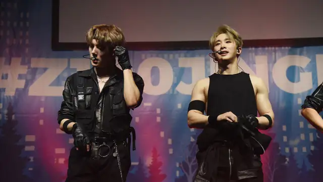 Wonho (derecha), cantante del grupo de K-pop Monsta X