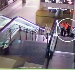 Salvaje paliza de dos vigilantes a un hombre negro en una estación de Madrid Salvaje paliza de dos vigilantes a un hombre negro en una estación de Madrid