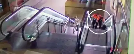 Salvaje paliza de dos vigilantes a un hombre negro en una estación de Madrid Salvaje paliza de dos vigilantes a un hombre negro en una estación de Madrid