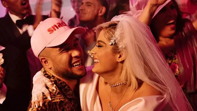 Jax Jones y Bebe Rexha en el vídeo de 'Harder'
