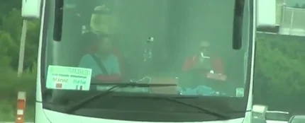 Graban a un conductor leyendo un libro mientras circulaba por una autopista en Francia Graban a un conductor leyendo un libro mientras circulaba por una autopista en Francia