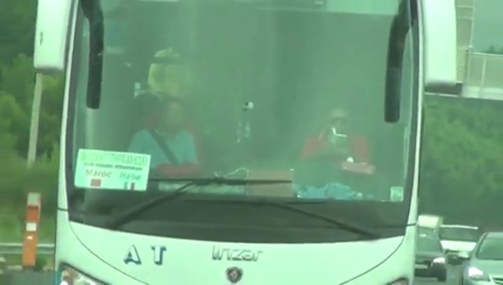 Graban a un conductor leyendo un libro mientras circulaba por una autopista en Francia