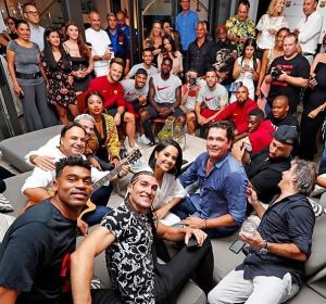 Becky G, Carlos Vives, Nicky Jam con parte de los jugadores del Barça Becky G, Carlos Vives, Nicky Jam con parte de los jugadores del Barça